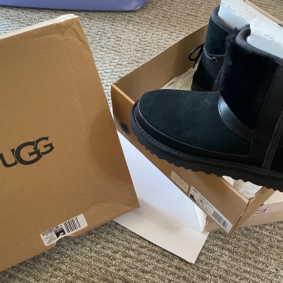 UGG Classic Black Boots - Picture 1 of 3